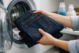 Como lavar calça jeans escura sem desbotar
