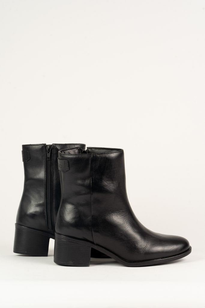 BOTA FEMININA CANO CURTO COURO 26169F