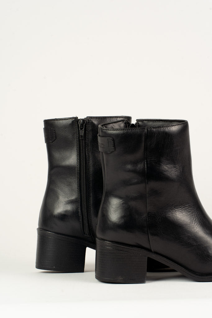 BOTA FEMININA CANO CURTO COURO 26169F