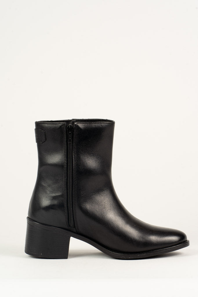 BOTA FEMININA CANO CURTO COURO 26169F