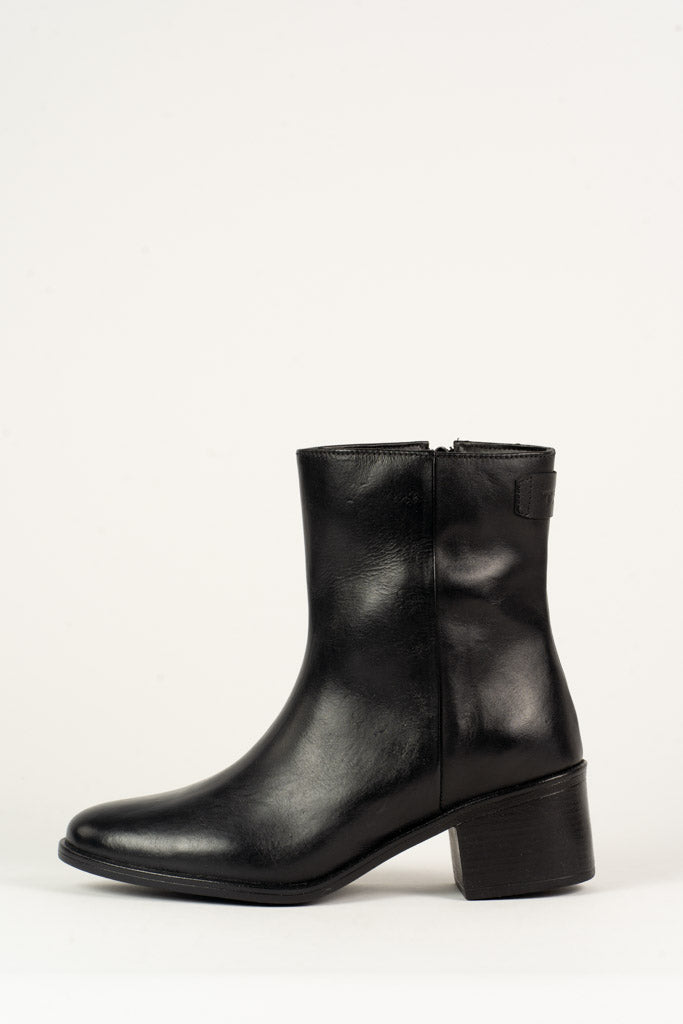 BOTA FEMININA CANO CURTO COURO 26169F