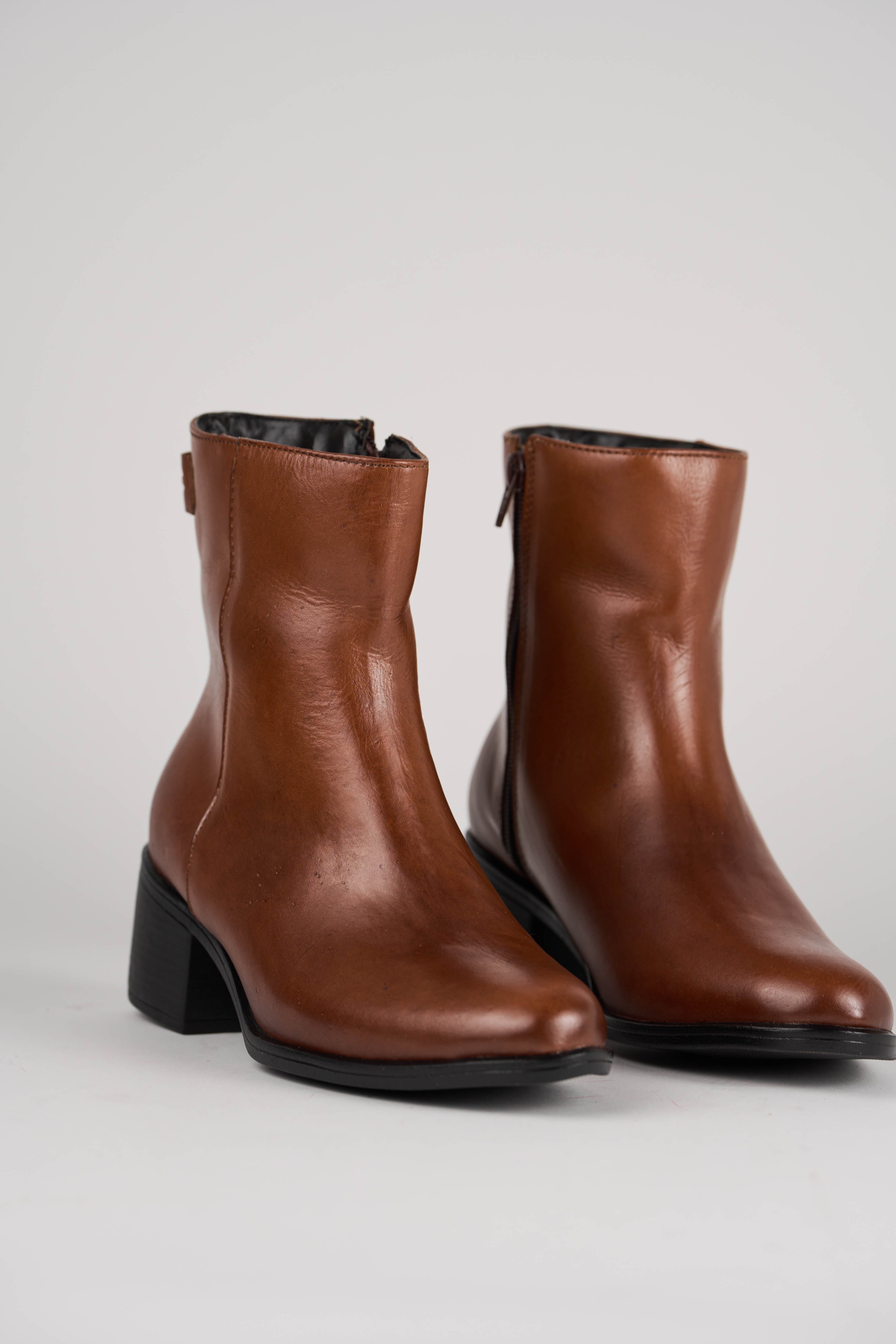 BOTA FEMININA CANO CURTO COURO 26169F