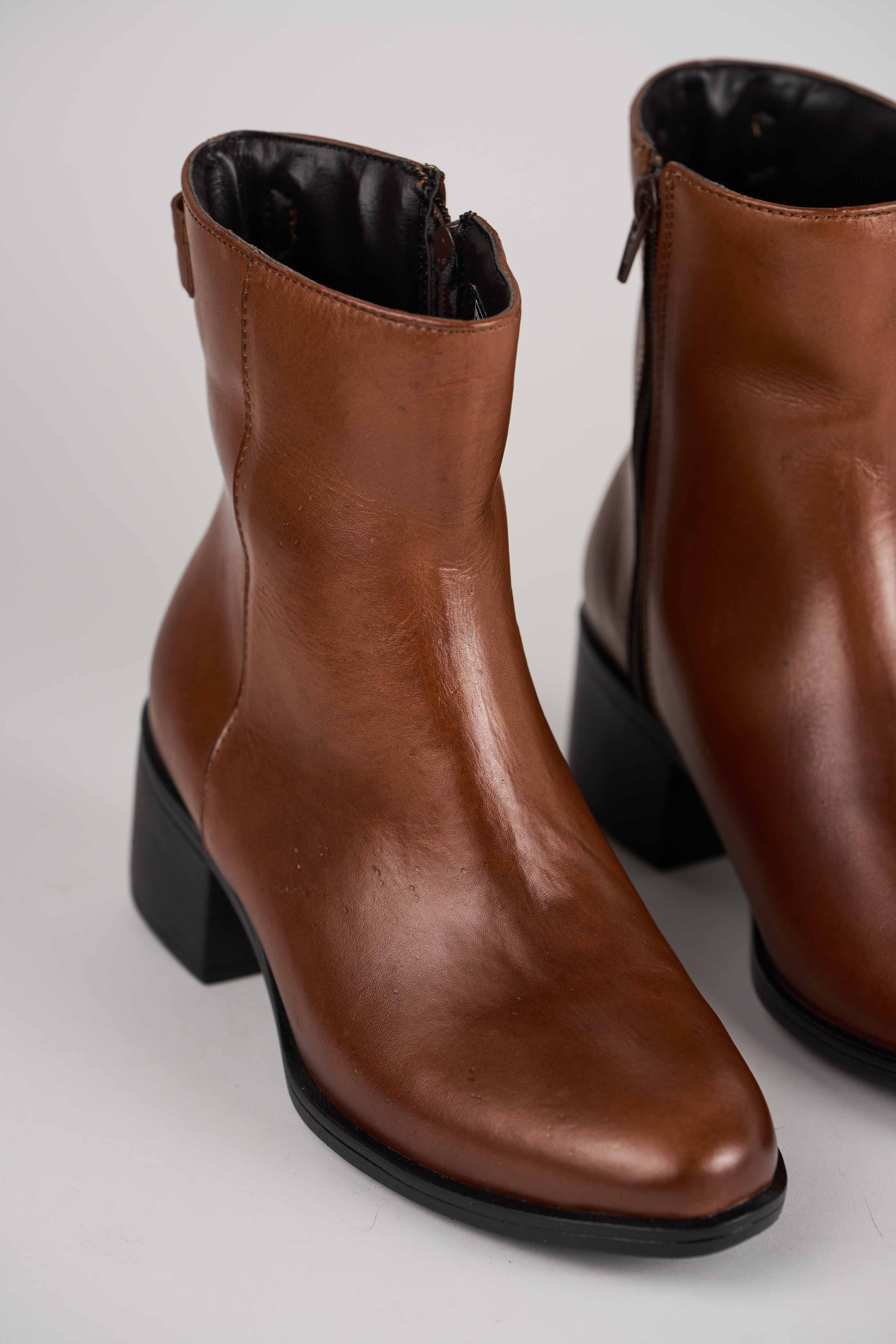 BOTA FEMININA CANO CURTO COURO 26169F