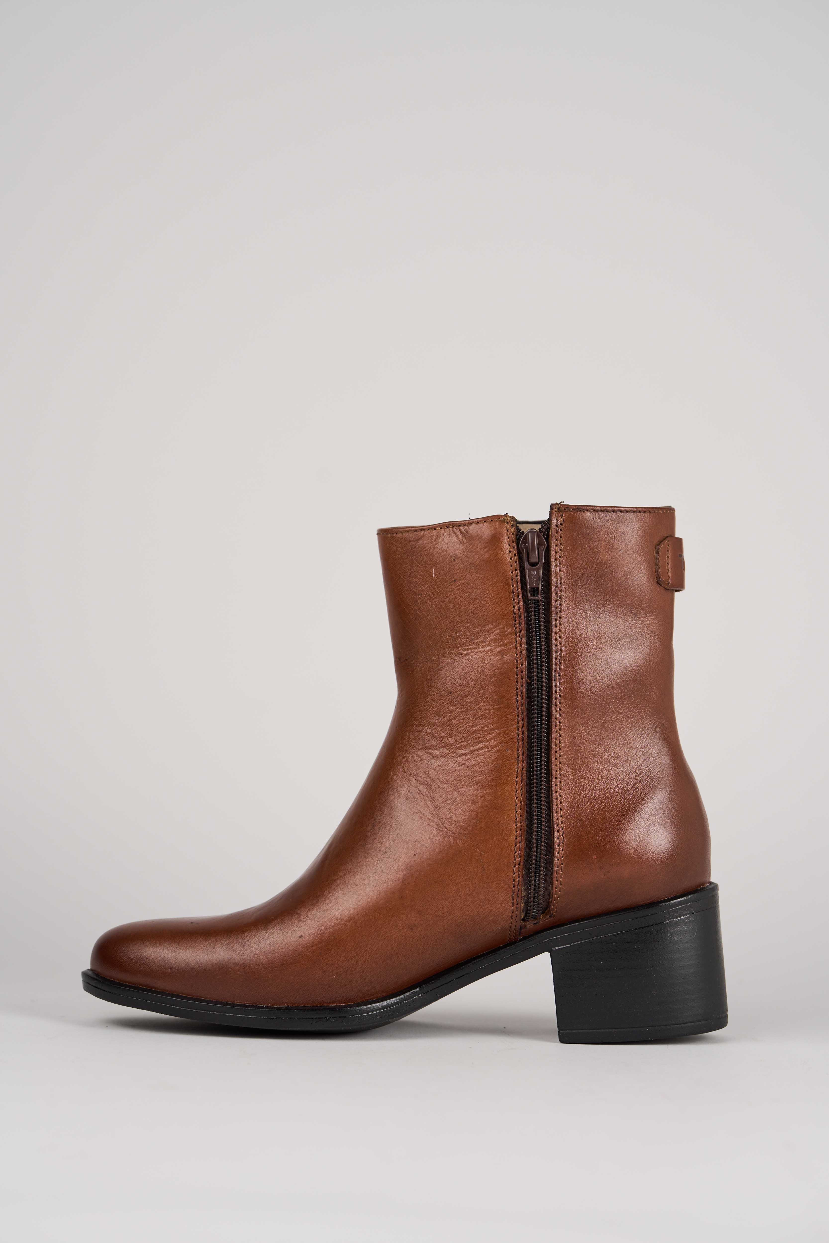 BOTA FEMININA CANO CURTO COURO 26169F