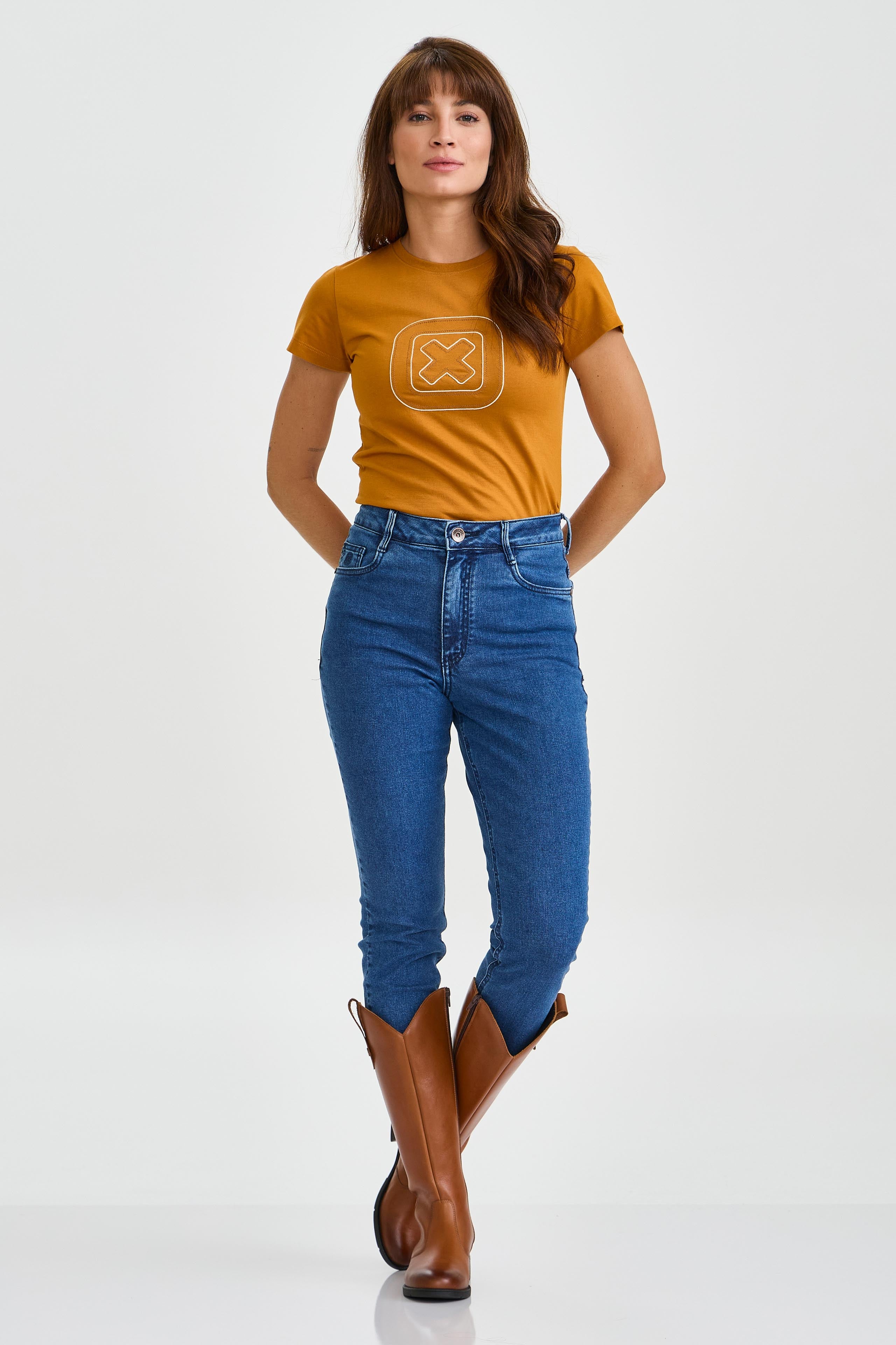 CAMISETA SLIM MEIA MALHA PENTEADA BORDADA 51128