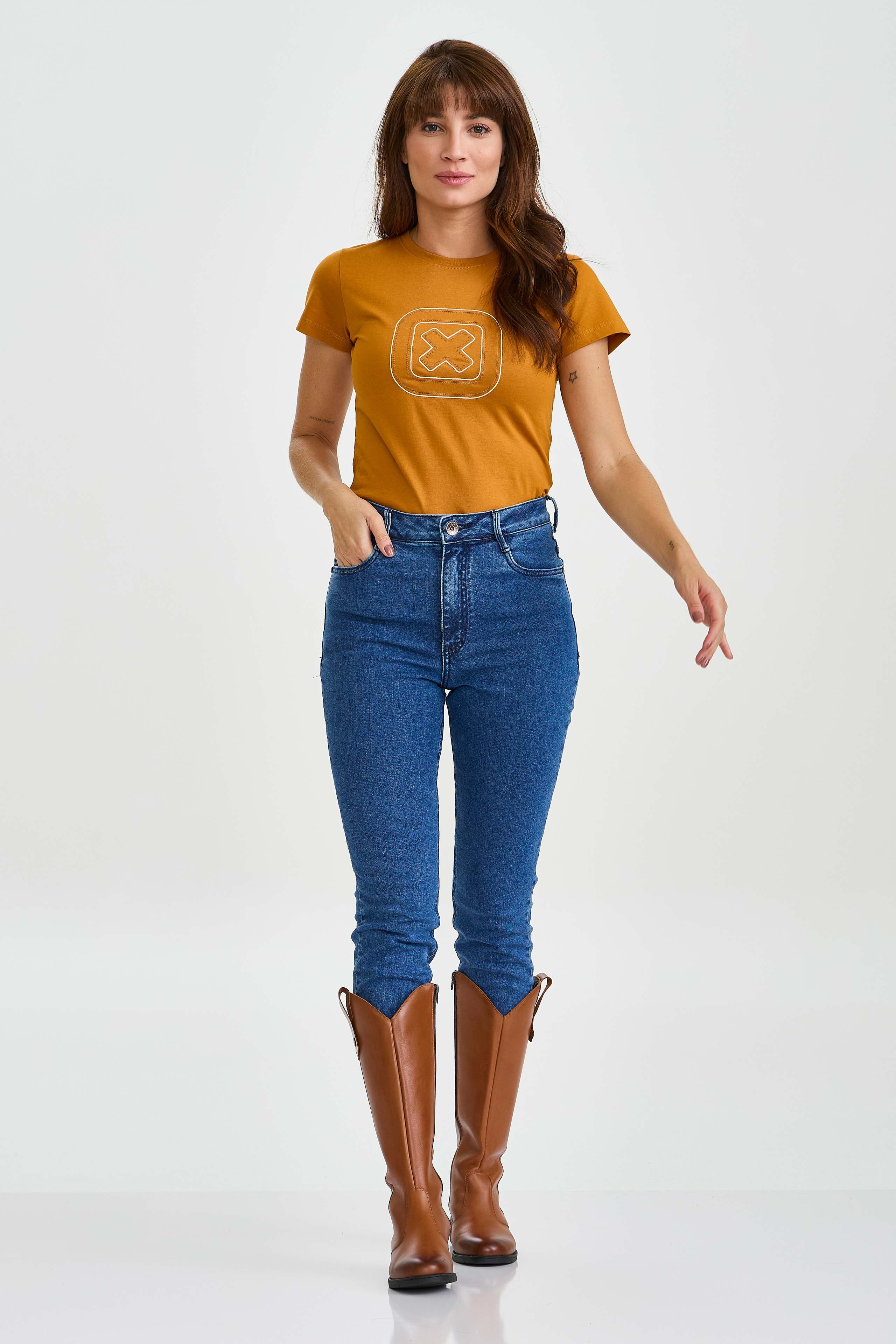 CAMISETA SLIM MEIA MALHA PENTEADA BORDADA 51128