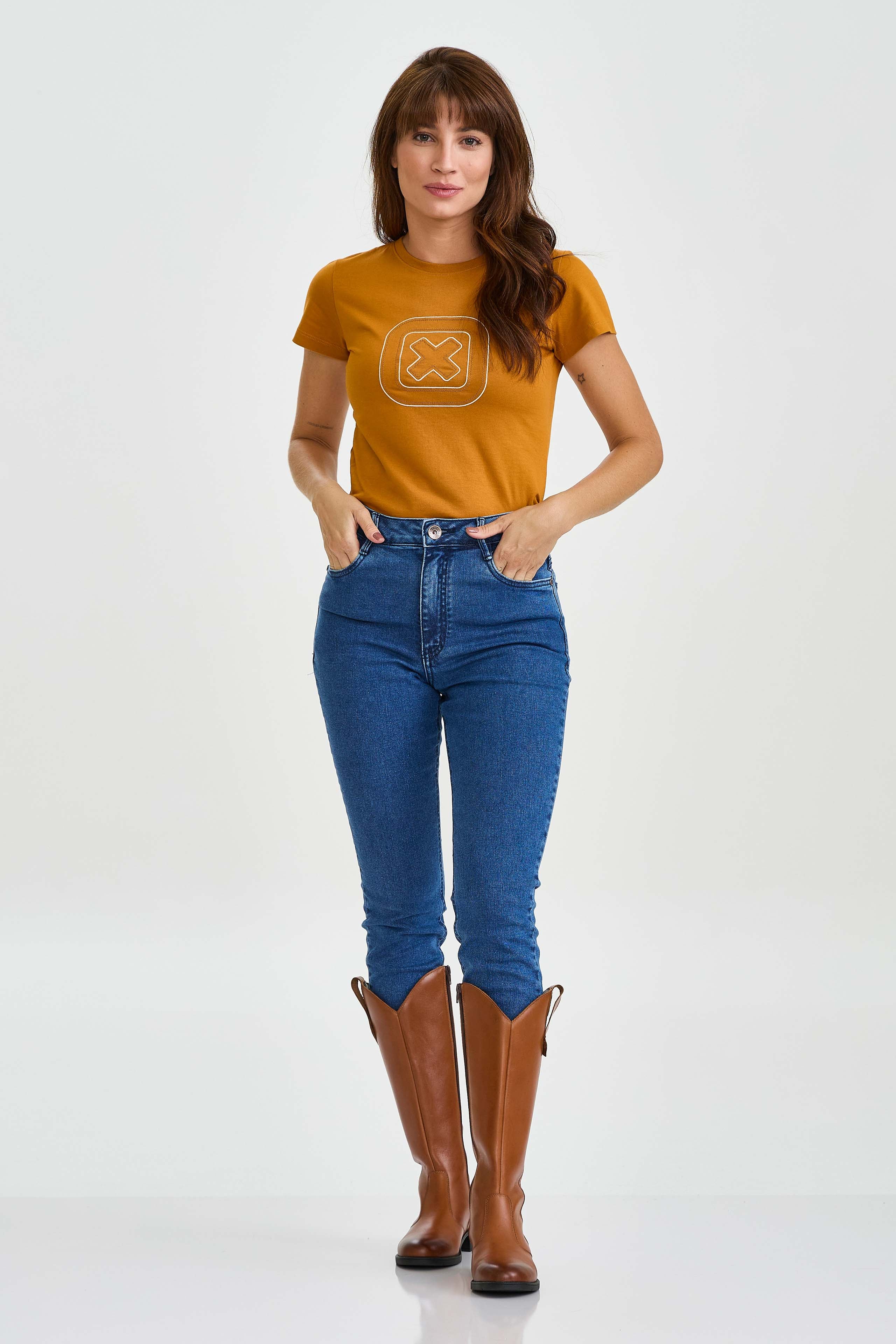 CAMISETA SLIM MEIA MALHA PENTEADA BORDADA 51128