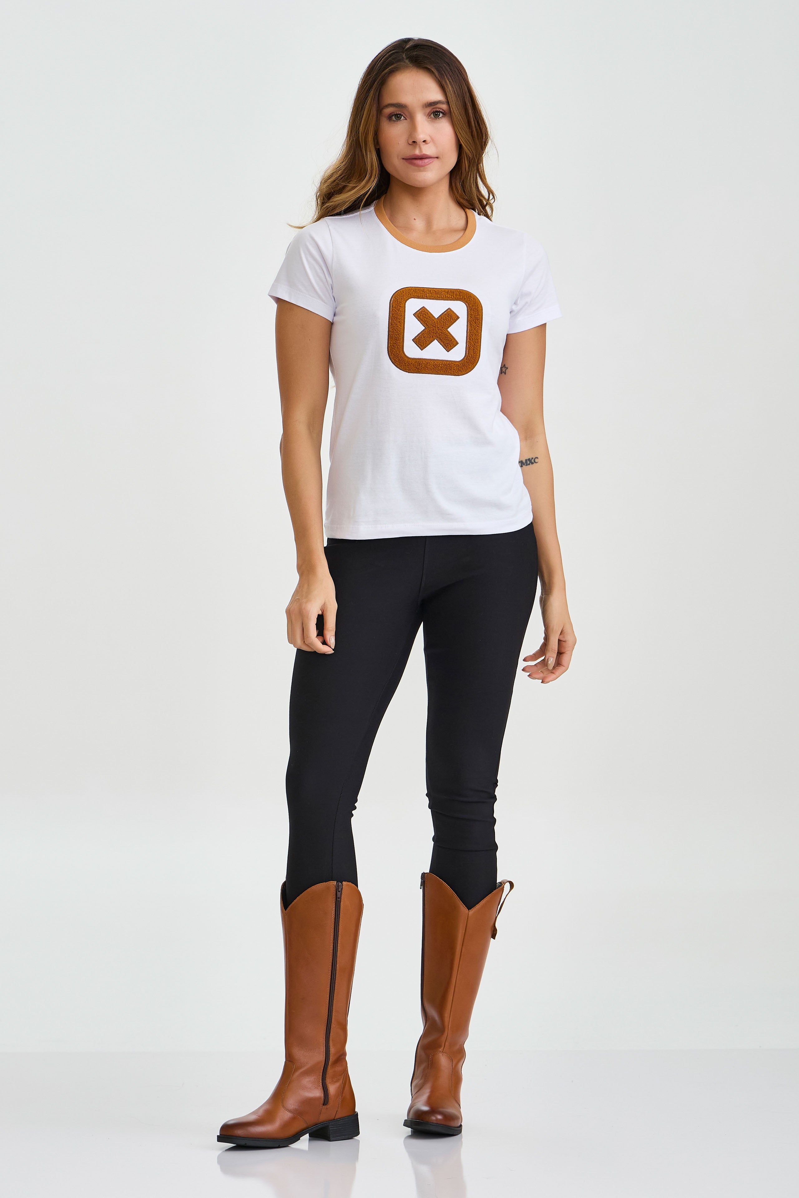 CAMISETA SLIM MEIA MALHA PENTEADA BORDADA 51132