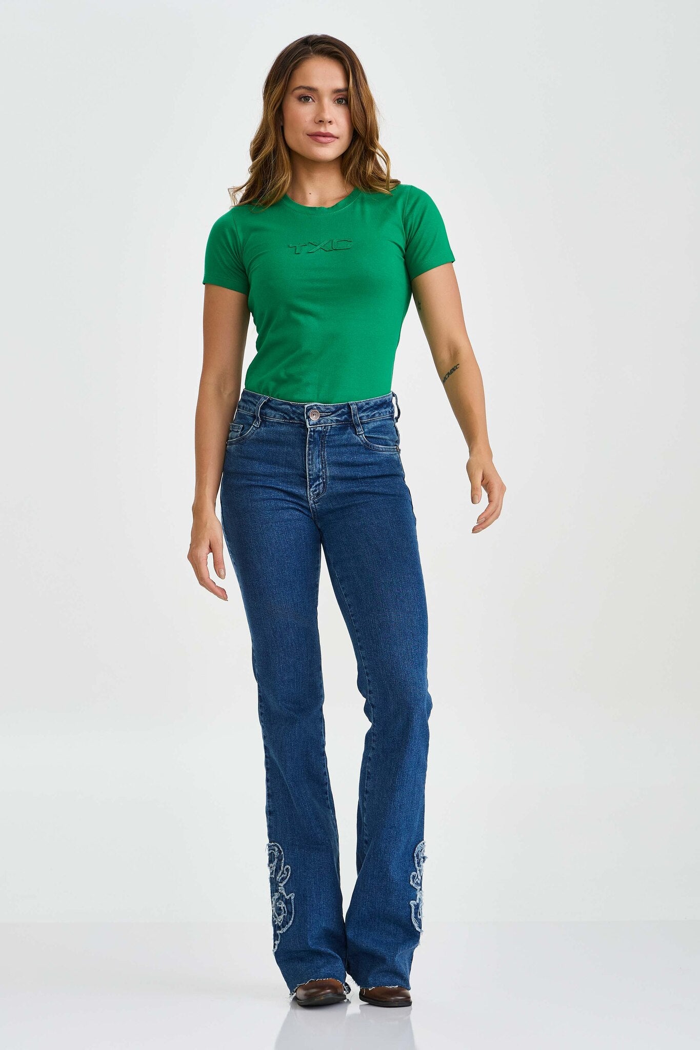 CAMISETA SLIM MEIA MALHA PENTEADA BORDADA 51134